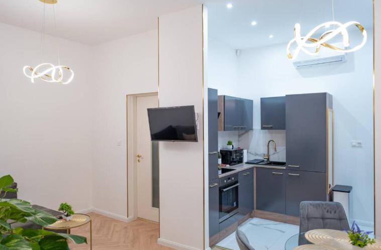 Gold'n Marble Apartment